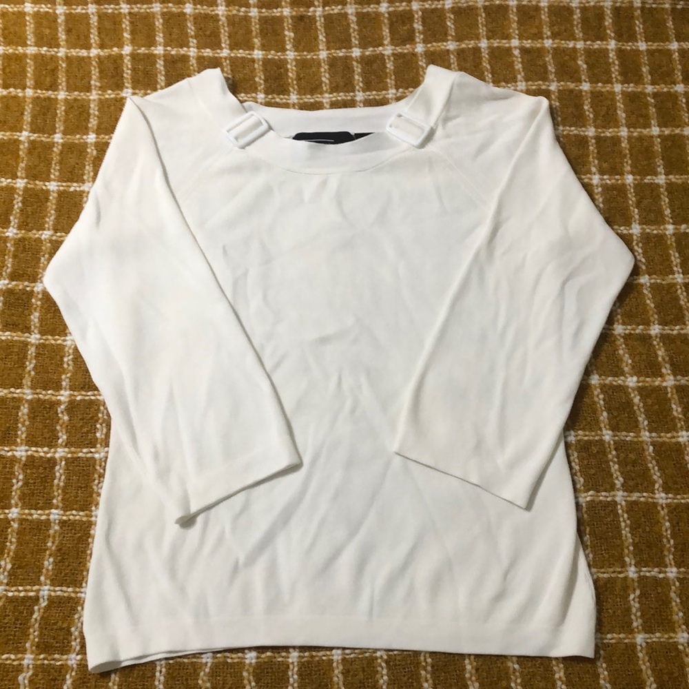 Quarter sleeve shirt.